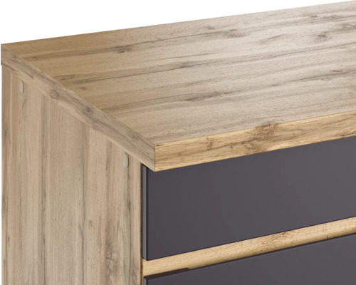 Gros plan d''une commode en bois avec des tiroirs