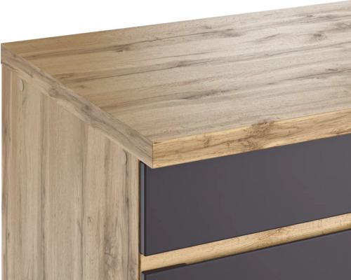 Gros plan sur le coin d''une commode en bois avec tiroirs