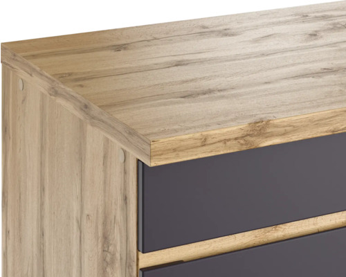 Detailaufnahme eines Kommoden-Elements mit Holzstruktur und Schubladen