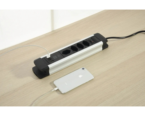Mehrfachsteckdose mit USB-Anschlüssen und angeschlossenem Smartphone