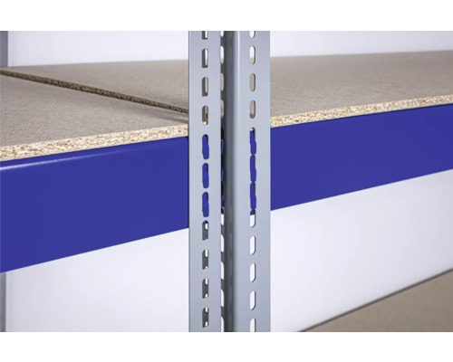 Detailaufnahme eines Regals mit Metallrahmen und Regalböden