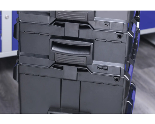 Caisses à outils en plastique empilées