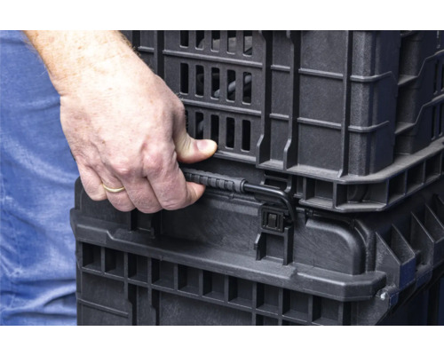 Stapelbare Kunststoffbox mit Tragegriff in Nahaufnahme