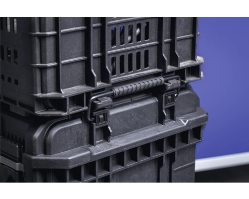 Detailaufnahme von gestapelten schwarzen Werkzeugkisten aus Kunststoff