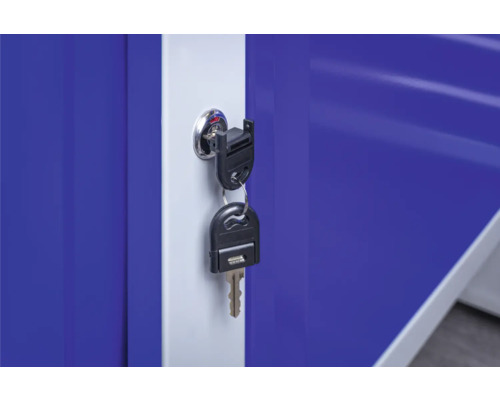 Schlüssel im Schloss eines Stahlschranks