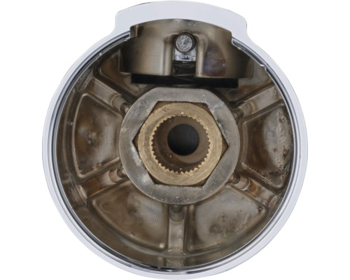 Vue intérieure d''un bouton de robinet avec filetage en laiton