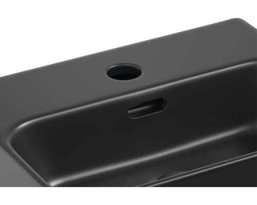 Detailansicht eines schwarzen Waschtisches mit Hahnloch und Überlauf