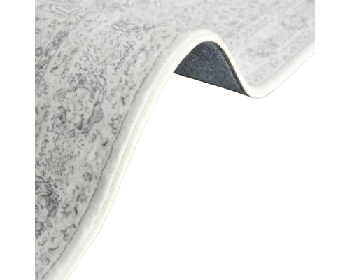 Detailansicht eines Teppichs mit floralem Muster