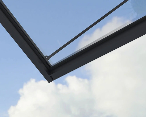 Gros plan d''une fenêtre de toit donnant sur le ciel