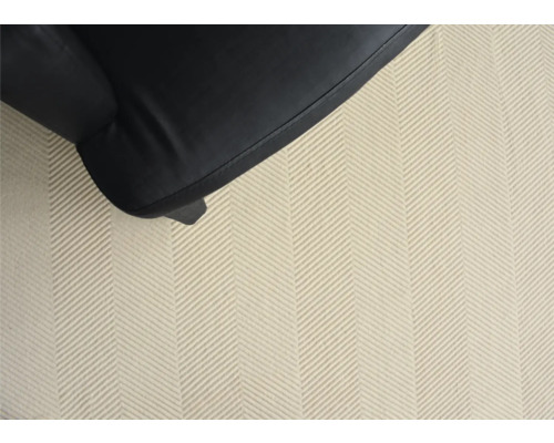 Teppich mit Fischgrätmuster und Möbelstück