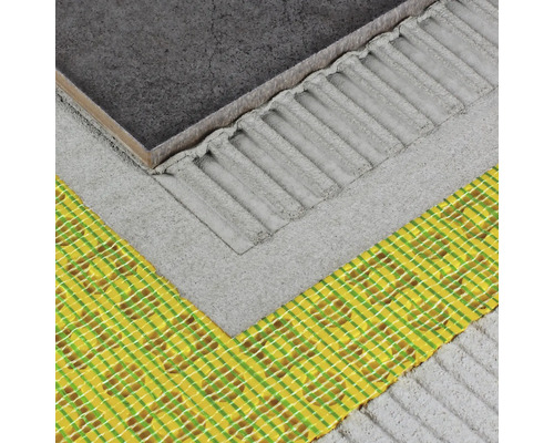 Carrelage posé avec de la colle à carrelage et une bande d''étanchéité