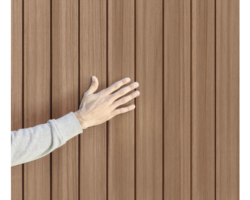 Holzfassade mit Hand