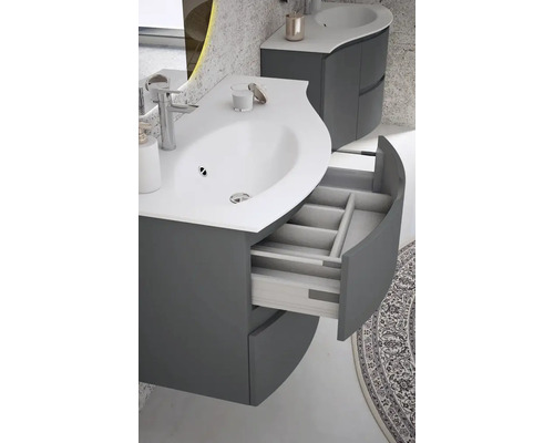 Badezimmer mit Waschbeckenunterschrank und offenem Schubfach mit Fächern zur Aufbewahrung