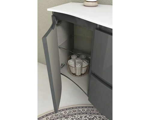 Meuble de salle de bains avec porte ouverte, étagère en verre et serviettes dans un panier