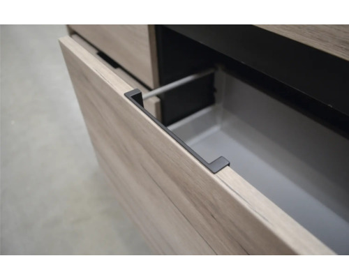 Detailaufnahme eines offenen Schubladenelements mit Griffleiste