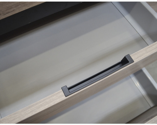 Geöffnete Schublade mit Griffleiste