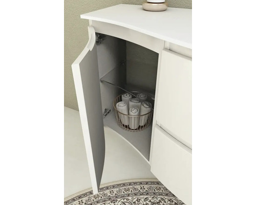 Gros plan d''un meuble de salle de bains avec porte ouverte, montrant des serviettes dans un panier