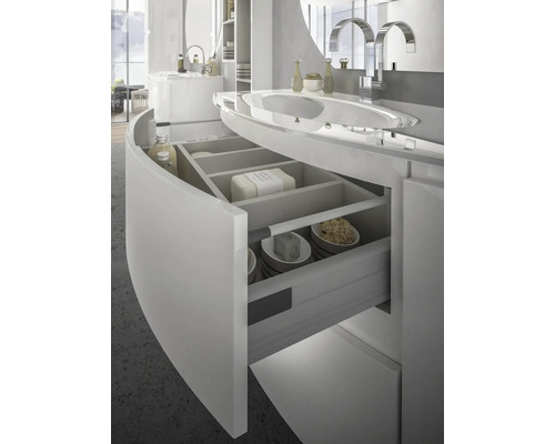 Badezimmer mit offenem Schubladenelement unter dem Waschbecken