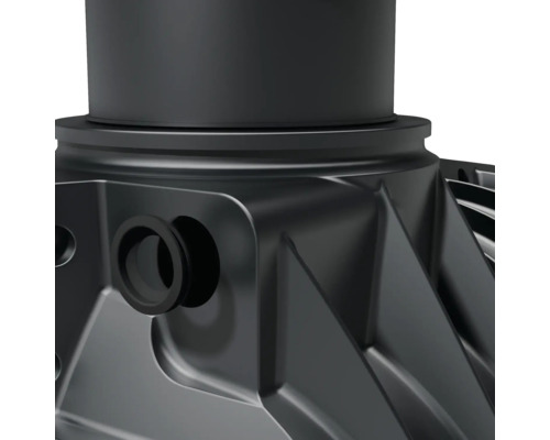 Gros plan d''une cuve à eaux usées noire en plastique avec raccords.