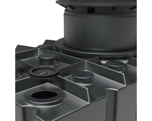 Detailaufnahme eines schwarzen Regenwassertanks mit Schachbrettmuster