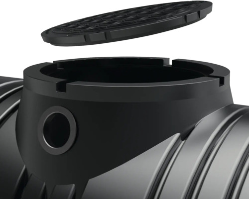 Nahaufnahme eines schwarzen Regenwassertanks mit abgenommenem Deckel