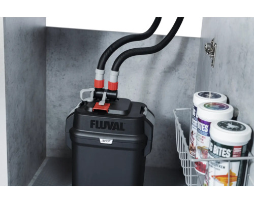 Fluval 307 Aussenfilter im Unterschrank mit Aquarienfutter