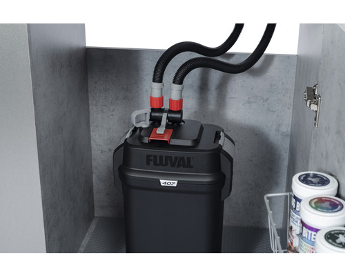 Filtre externe Fluval 407 sous un évier