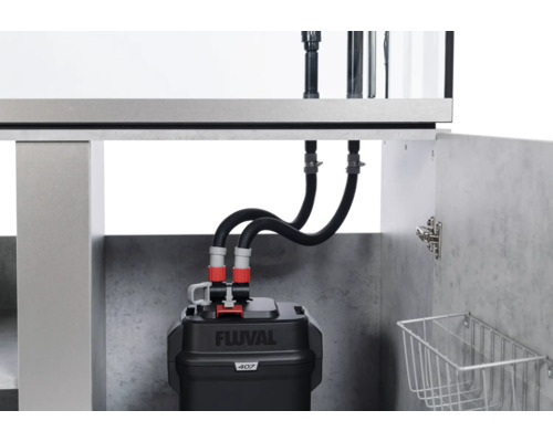 Filtre externe Fluval 407 dans le meuble bas d''un aquarium
