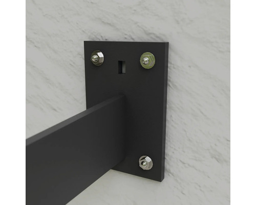 Schwarze Regalhalterung aus Metall mit Schrauben an einer Wand