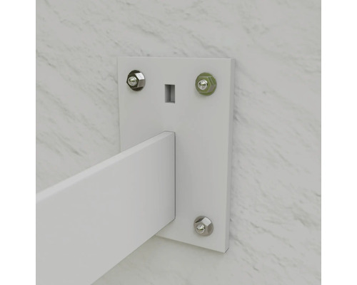 Detailansicht einer Regalhalterung aus Metall, befestigt mit Schrauben an einer Wand.