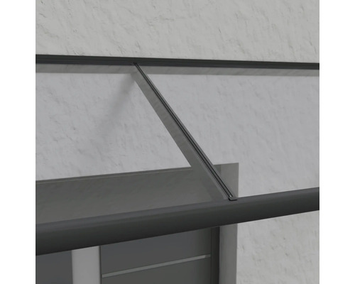 Vue détaillée d''un auvent de porte d''entrée sur une façade