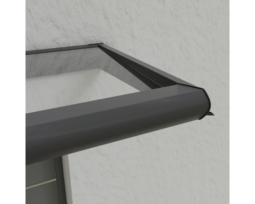 Detailansicht einer Haustürüberdachung aus Glas und Metall