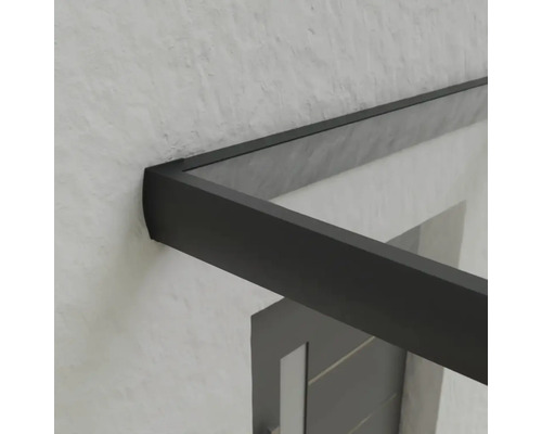 Nahaufnahme eines schwarzen Haustürvordachs an einer Fassade