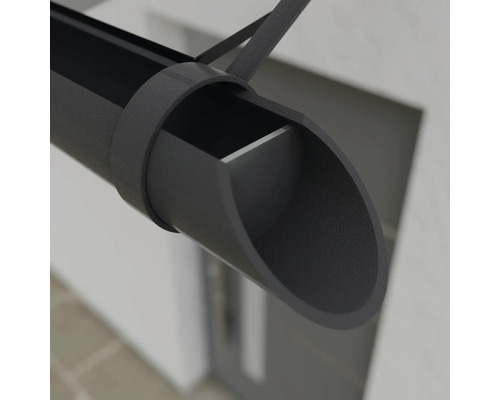 Detailaufnahme einer Dachrinne mit Halterung