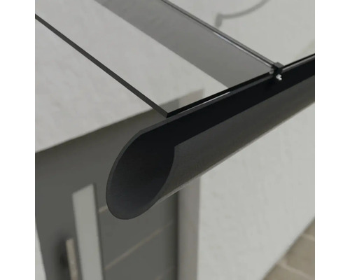 Nahaufnahme eines Vordachs aus Glas und Metall über einer Haustür.