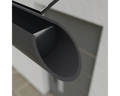 Nahaufnahme einer schwarzen Dachrinne.