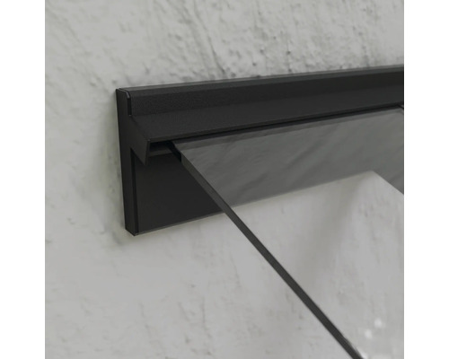 Glasduschwand mit schwarzer Halterung zur Montage an der Wand