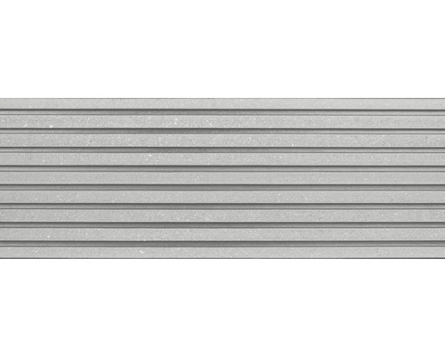 Graue Wandverkleidung mit horizontalen Rillen.