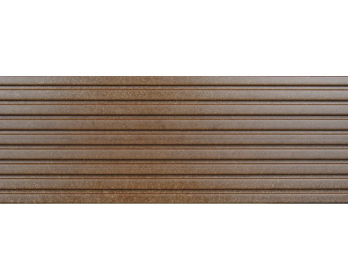 Nahaufnahme von Terrassendielen aus Holzwerkstoff