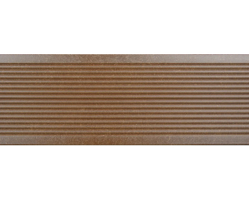 Braune Terrassendiele mit gerillter Oberfläche