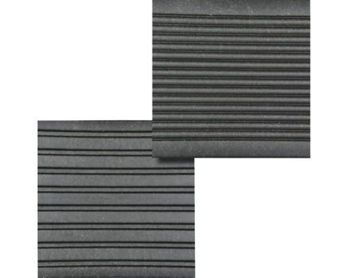 Tapis en caoutchouc avec surface rainurée.