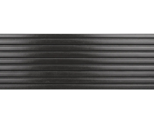 Nahaufnahme einer gerillten, dunklen Wandverkleidung.