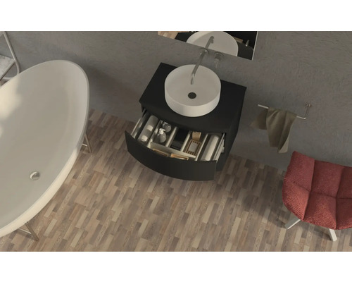 Salle de bains avec baignoire, meuble-lavabo avec tiroir ouvert, serviette et chaise