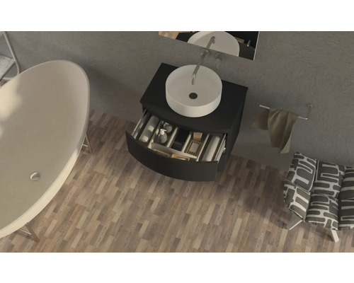 Scène de salle de bains avec baignoire, meuble-lavabo avec tiroir ouvert, serviette et fauteuil