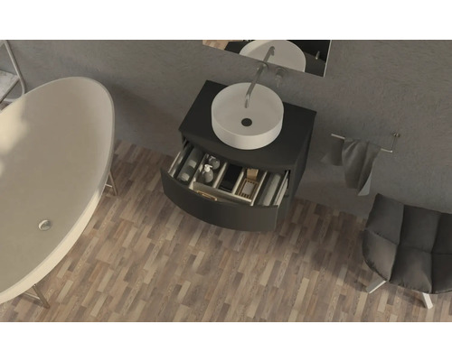 Badezimmer mit Badewanne, Waschtisch mit Schublade und Stuhl, Vogelperspektive