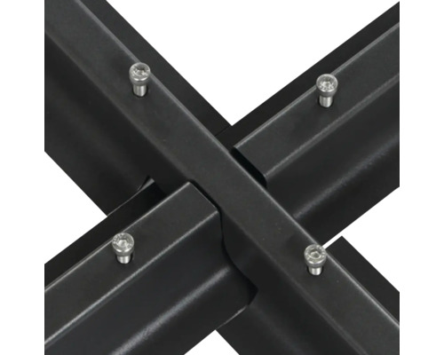 Vue détaillée d''un assemblage croisé noir de bordures de gazon, fixé par des vis