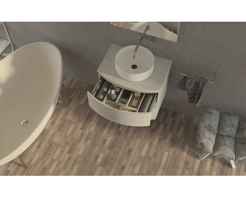 Ansicht von Bad mit Badewanne, Waschtisch mit offenem Schubfach, Handtuch und Sessel