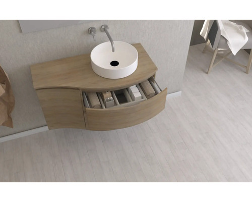 Waschtisch mit offenem Schubfach, Aufsatzwaschbecken und Armatur im Badezimmer