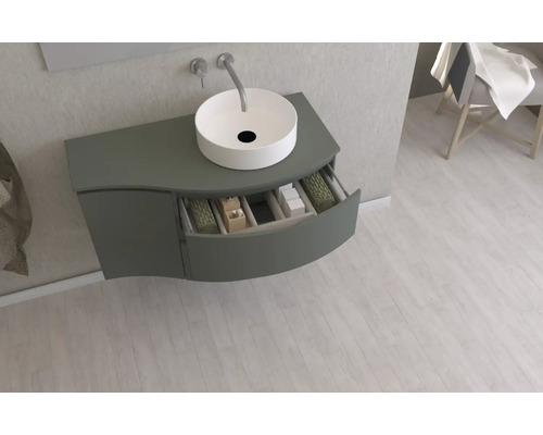 Modernes Badezimmer mit Waschtisch, Aufsatzwaschbecken und offenem Schubladenfach zur Aufbewahrung von Badutensilien