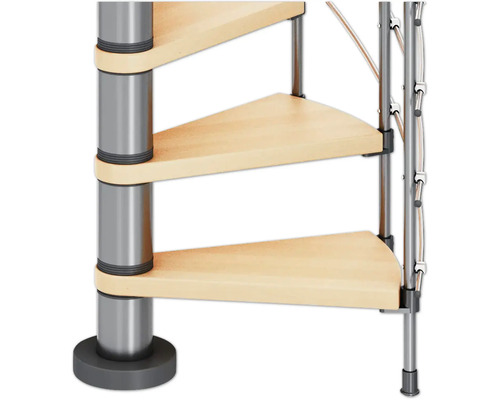 Gros plan d''un escalier en colimaçon avec marches en bois et colonne métallique